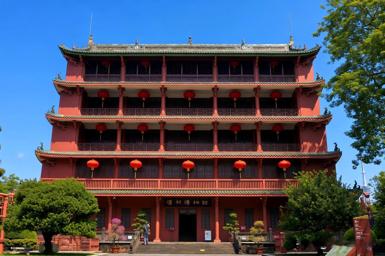 离开北秀湖，继续向越秀山深处前行，前去寻觅五层楼。一路拾级而上，林木葱郁，浓荫蔽