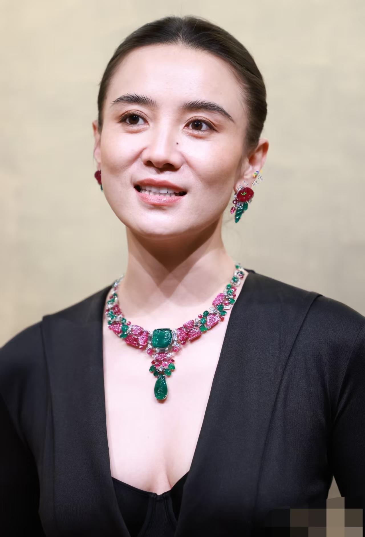 宋佳，那个女人，用一张“大光明”的脸挑战了整个娱乐圈，让无数靠发型遮脸的女星瞬间