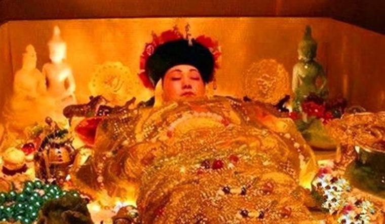 1908年，慈禧临死前一刻，太监看她马上不行了，赶紧给她喝了一碗海龟汤，吊着最后