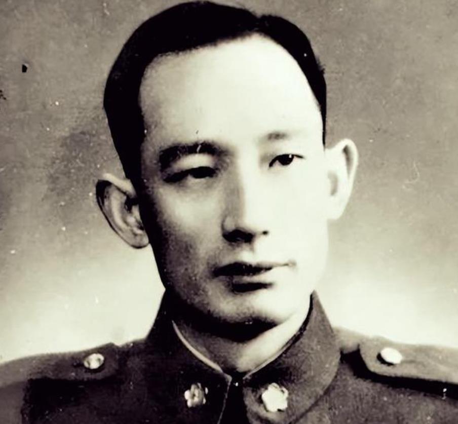 1949年，在一处狗洞内，我军战士俘虏一个国民党军官，他自称：“我是上尉书记官李