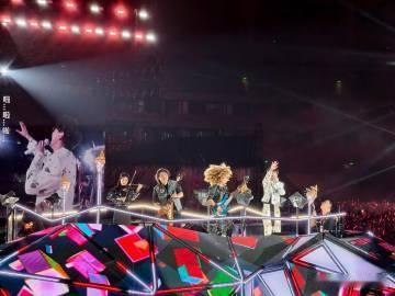 周传雄用实际行动诠释了什么叫做宠粉，南宁演唱会上的每一次握手都充满了温柔与安抚，