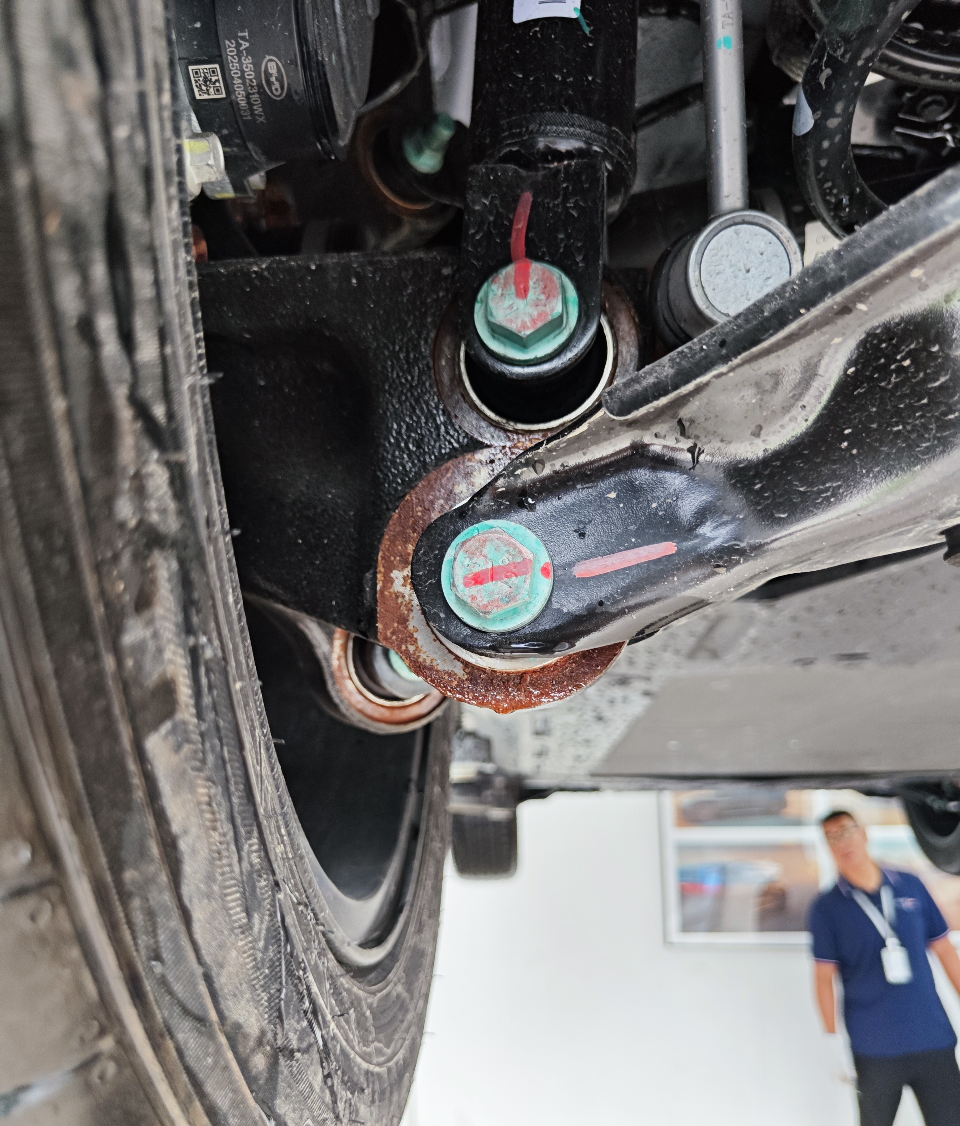 新车，价格12w的。这里生锈正常吗？