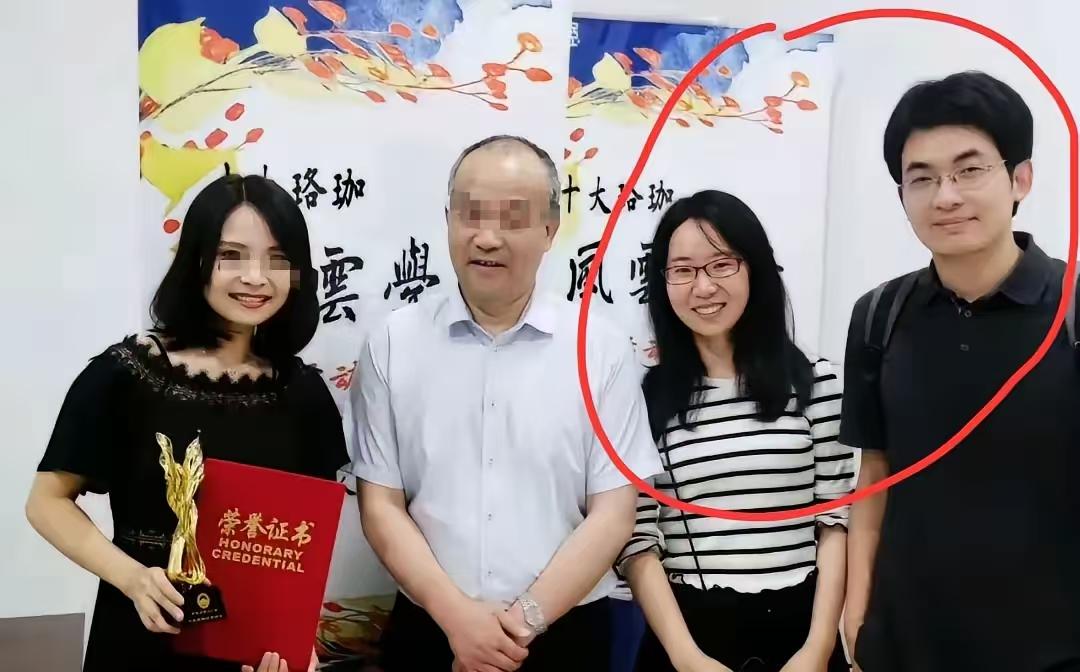 耐人寻味！武大的曾梦琪也并非多美艳啊？也许就是气质问题？再者就是会打扮？看人家穿