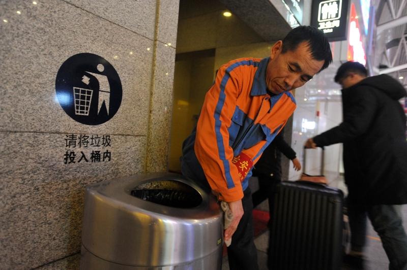 公司保洁人员真的太不容易了。之前看到网友分享，好多保洁员只能在卫生间隔间休息，走