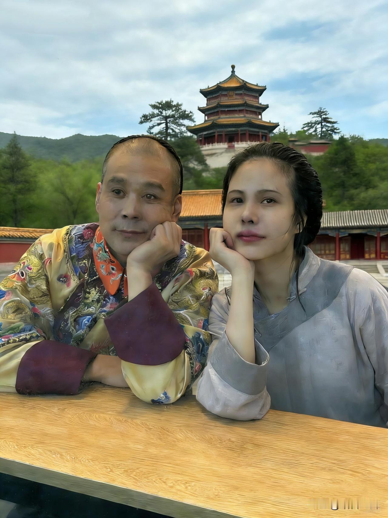 康熙四十七年秋，热河围场风波未平，郑春华缢死在废太子府偏院的消息，像片寒叶落进死