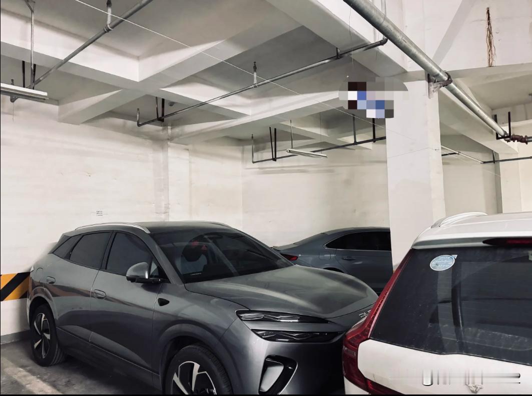 时隔一个月，车位再一次被占。一个月前，车位被一辆无牌新车占了，后面放他跑了。