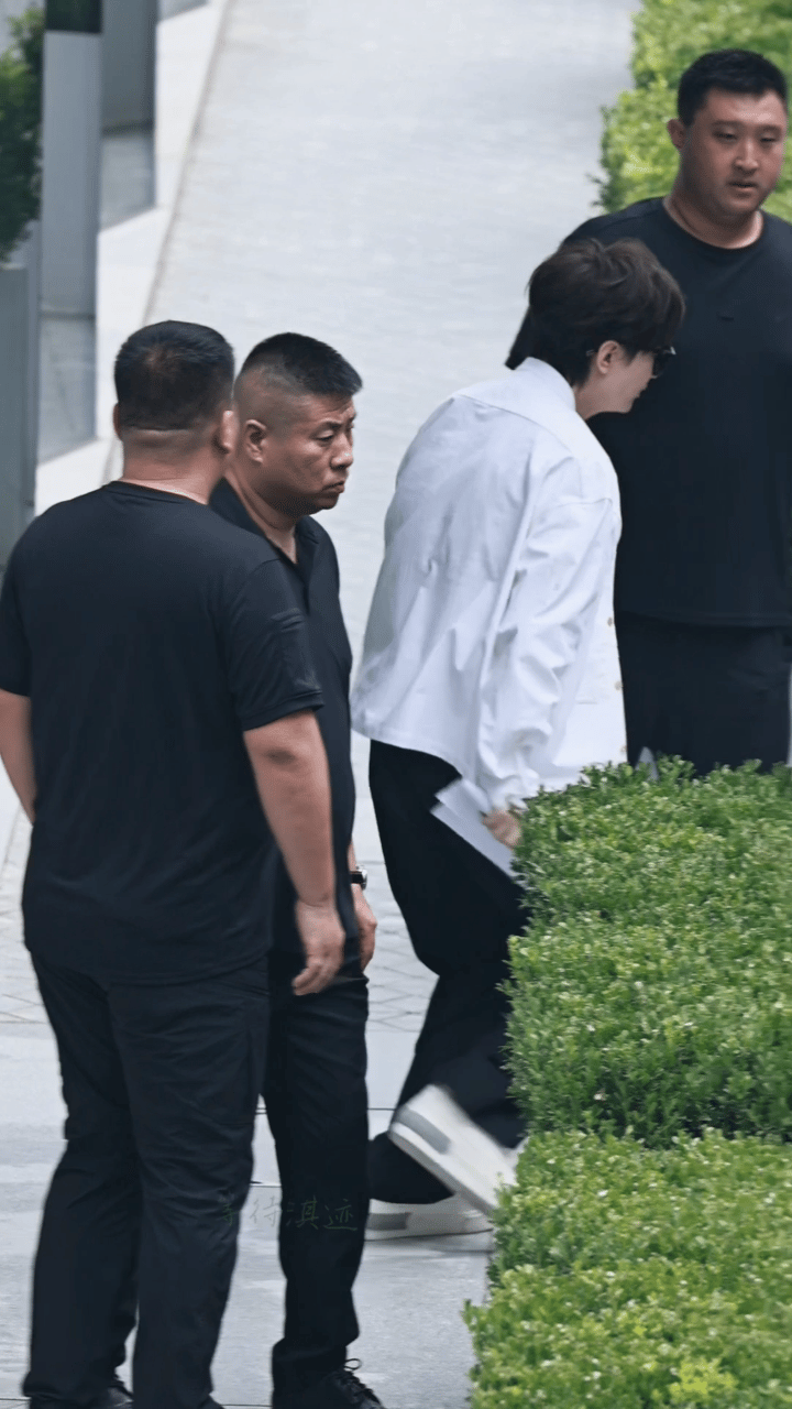 成毅赴山海追剧团上班，感觉他好开心啊，飞上车的[大笑]​​​