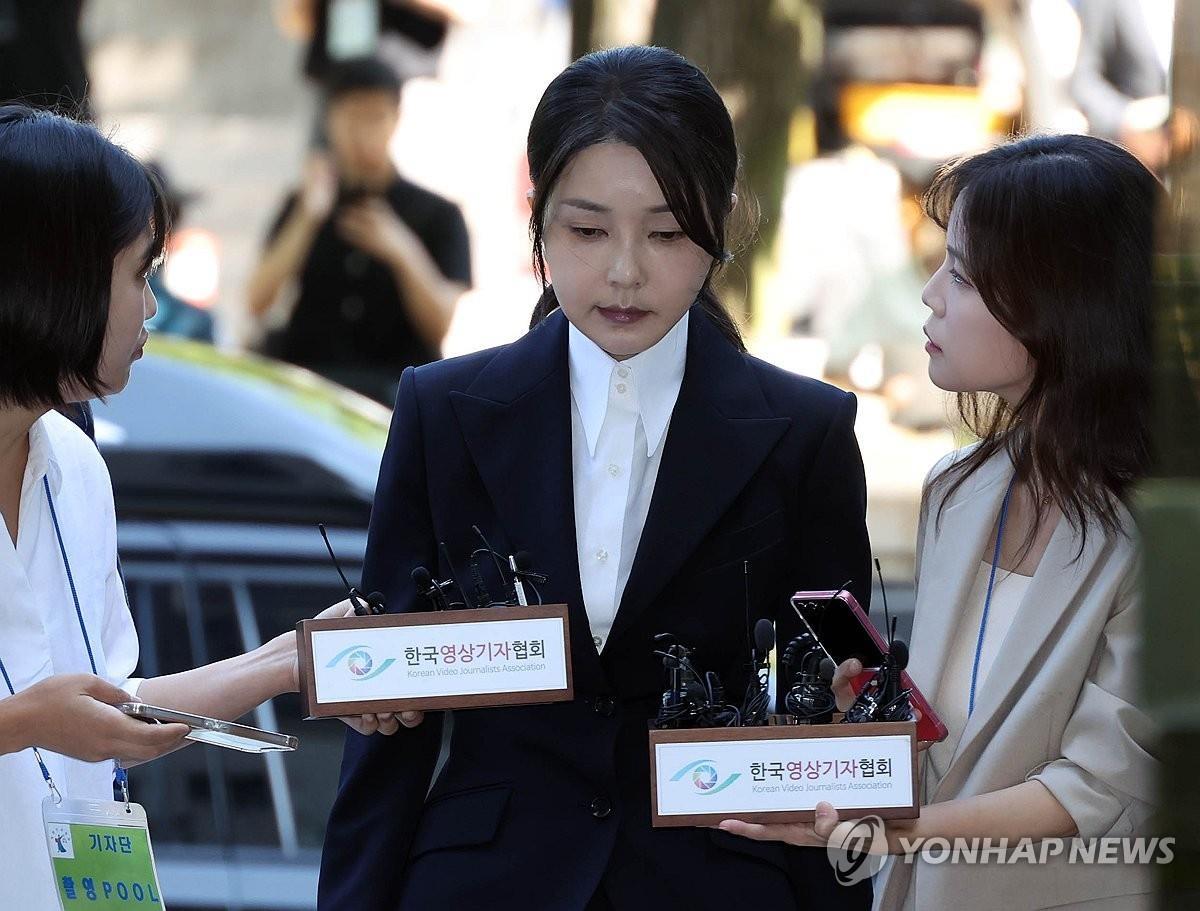 韩国法院结束前第一夫人的庭审，金建希或被逮捕。周二，韩国法院就前第一夫人金建