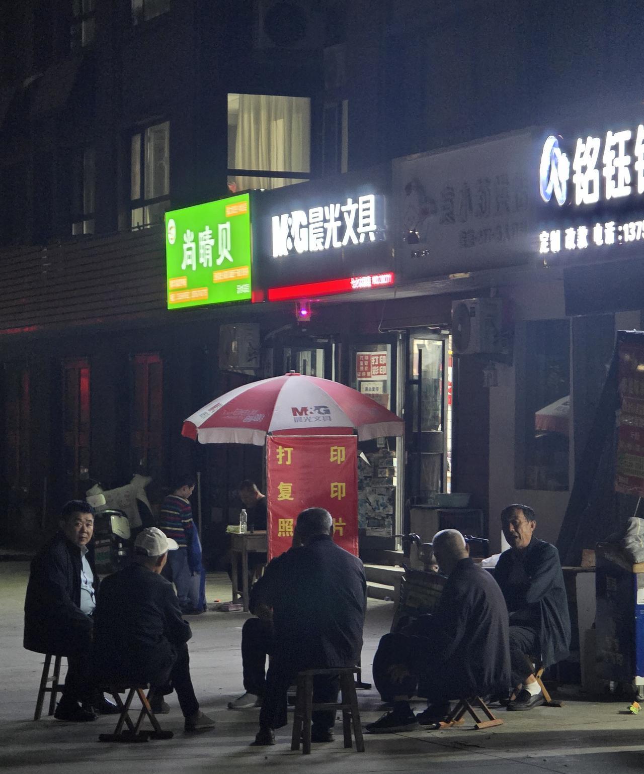 我很羡慕他们，平平淡淡，清清淡淡……我们小区楼下，有两排沿街店铺，开着各种小店