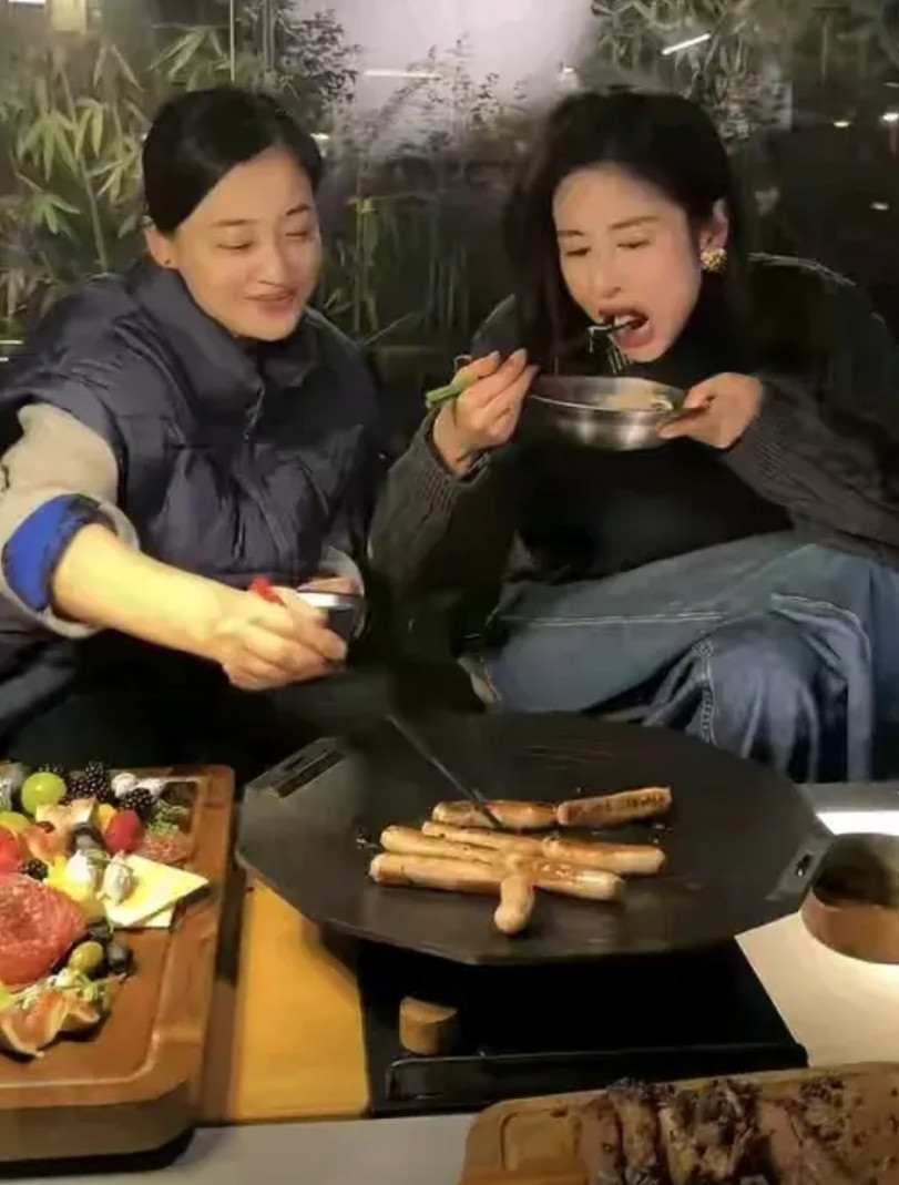 颖儿真的很容易交到朋友，跟郭碧婷，景甜是朋友，还可以去梅婷家里吃烧烤。不少人觉得