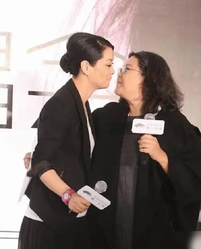 洪晃在节目里聊起当年混解直锟饭局，说那屋子不大，十来个人，毛阿敏坐主位，给她夹菜