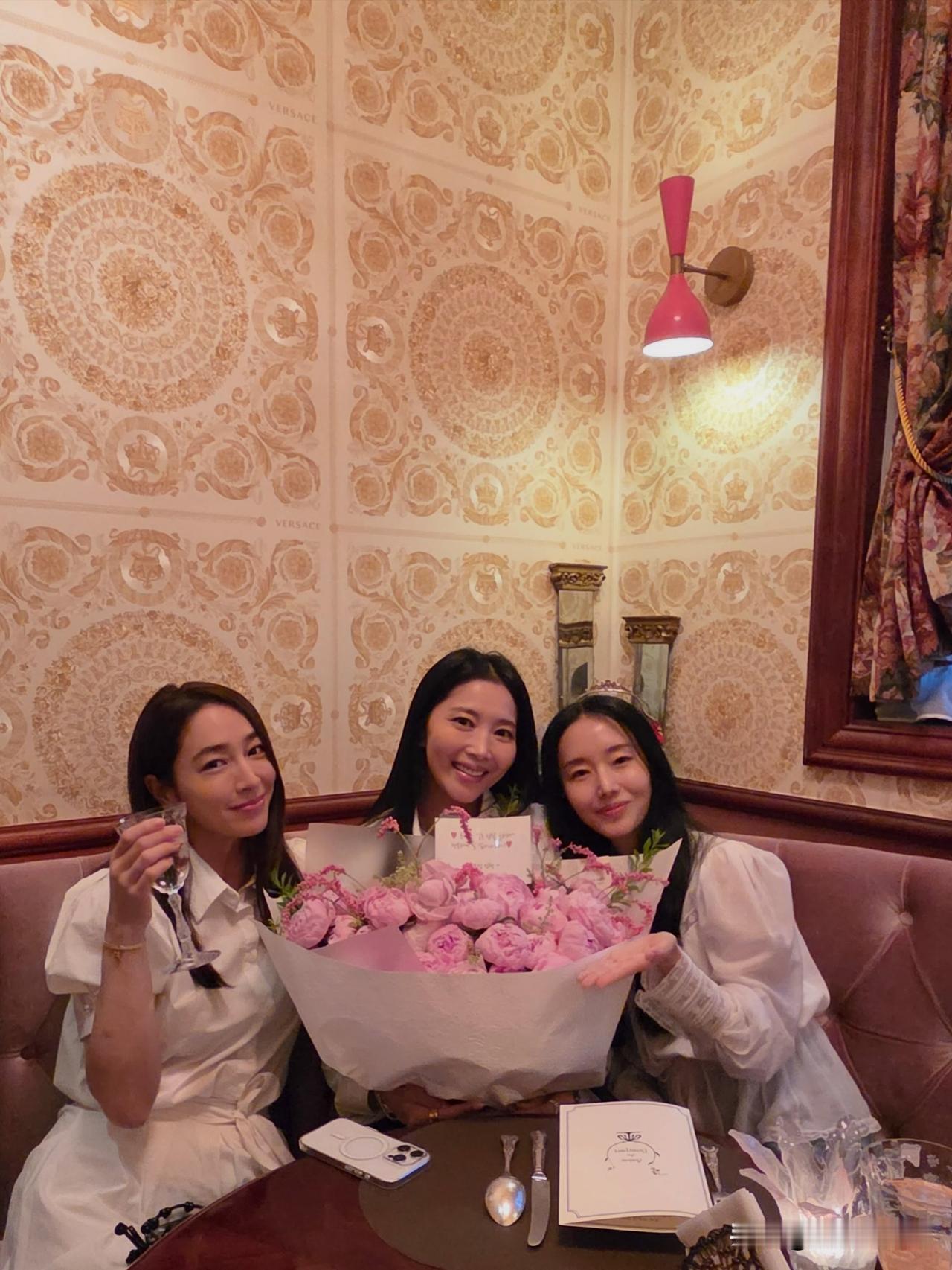 10日，演员吴允儿在Instagram晒出照片并发文致谢，感慨好友送来的鲜花绝美
