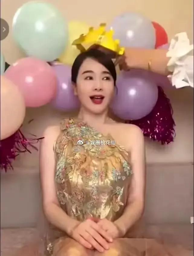 被左小青的笑容感染到了，妥妥的女神一枚！从容优雅，大气迷人。她的气质特别吸精