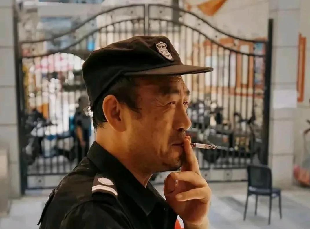 保安白天值班期间是不让抽烟的。但是这一天十几个小时是很枯燥难熬的。所以有时候看到