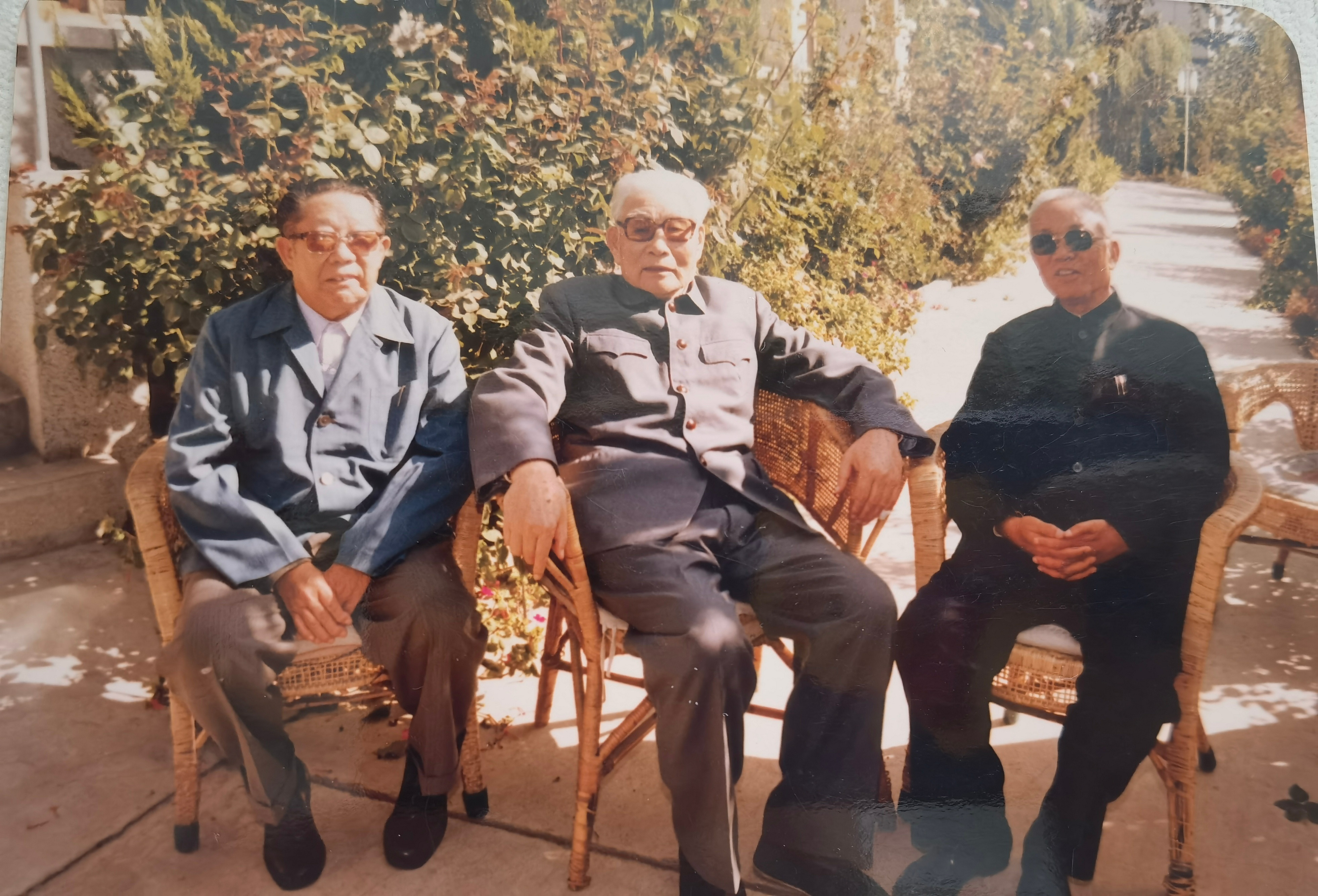 1984年，全国人大副委员长韩先楚来看望老首长萧劲光大将，在萧劲光的住处，留下来