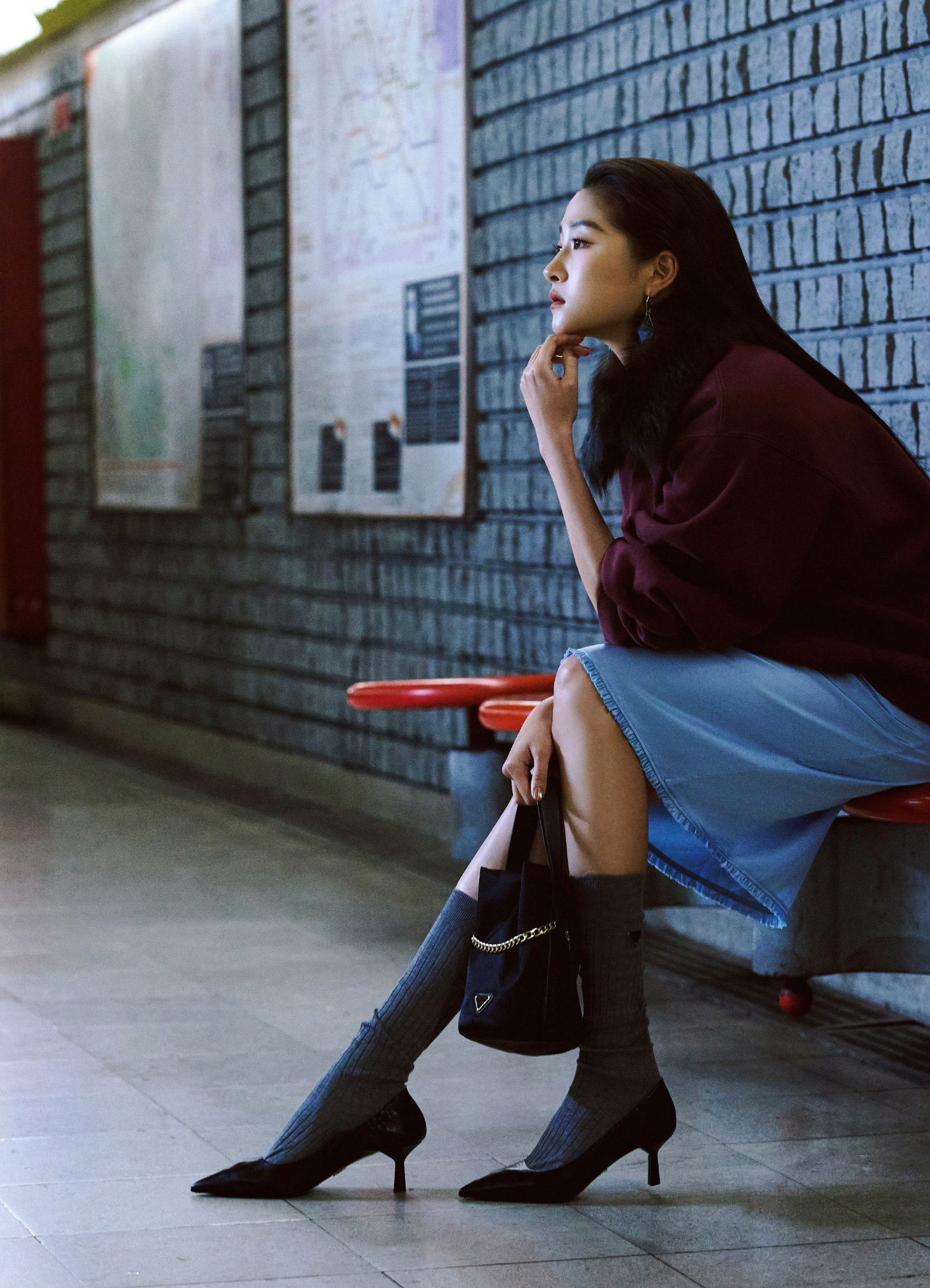 关晓彤，米兰时装周看秀酷美造型上线。关晓彤