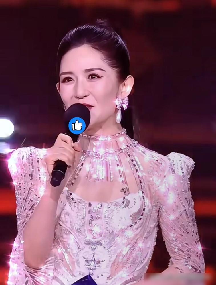 有一说一，看到鸿蒙星光盛典，谢娜的表现让我有点意外，不服不行！谁能想到以前总