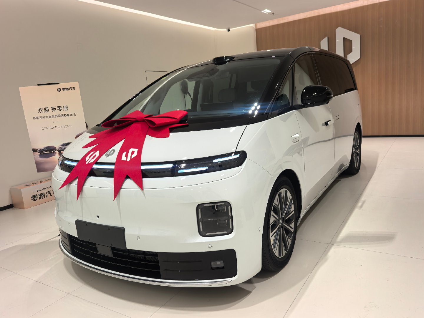 拍了一天的节目，赶在今天下班前，去店里提了车#零跑d99#，MPV中的大车！白色很显大呢，这好似是我