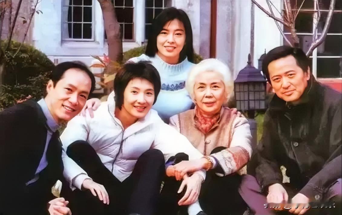 左边的是冯远征，后面的是王祖贤，右边的三位是谁啊？特别是右边的男演员，以为是丁勇