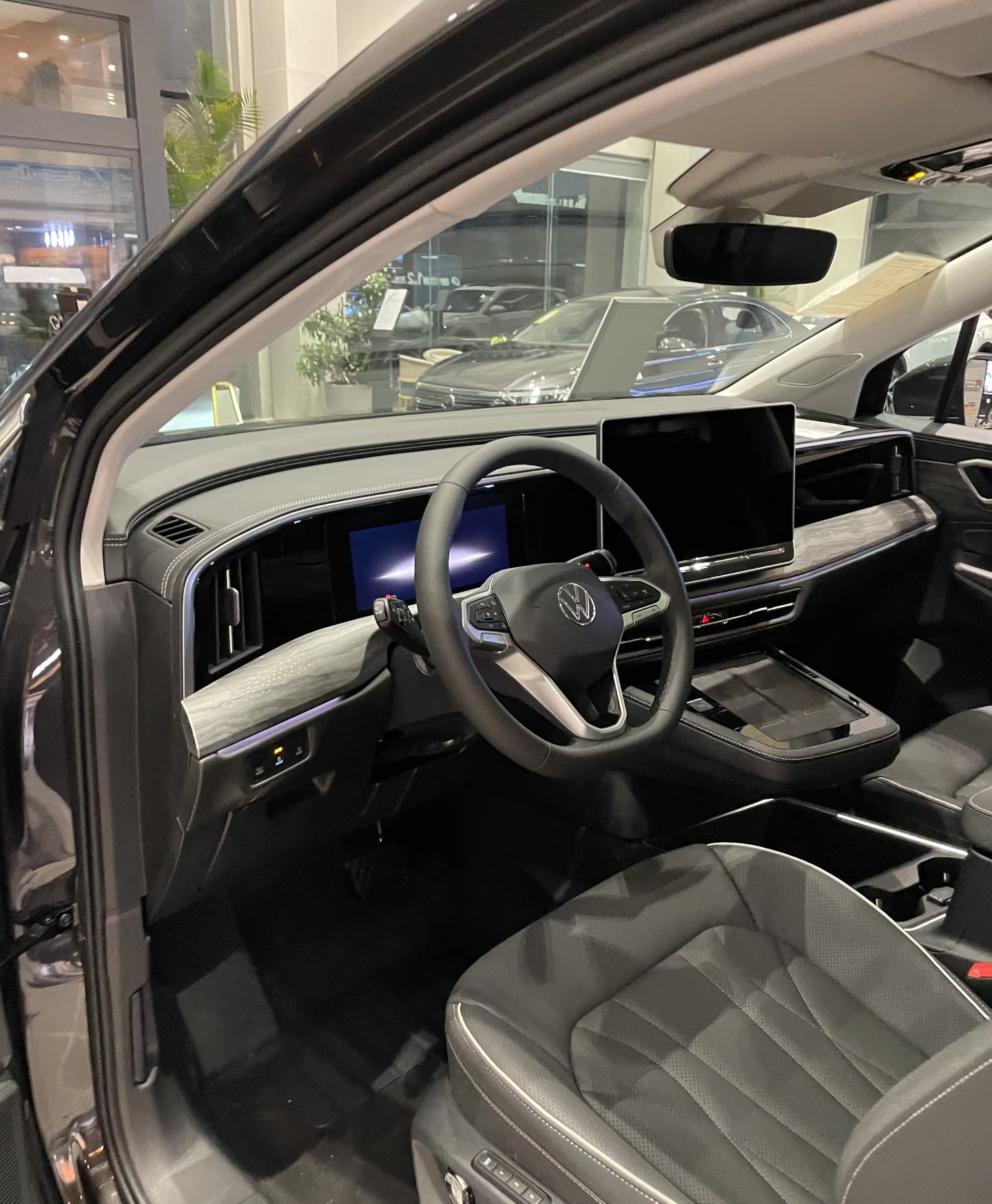 “这大家伙开起来像开船？”——真不夸张。大众揽境车长超5米1，轴距近3米，停进标