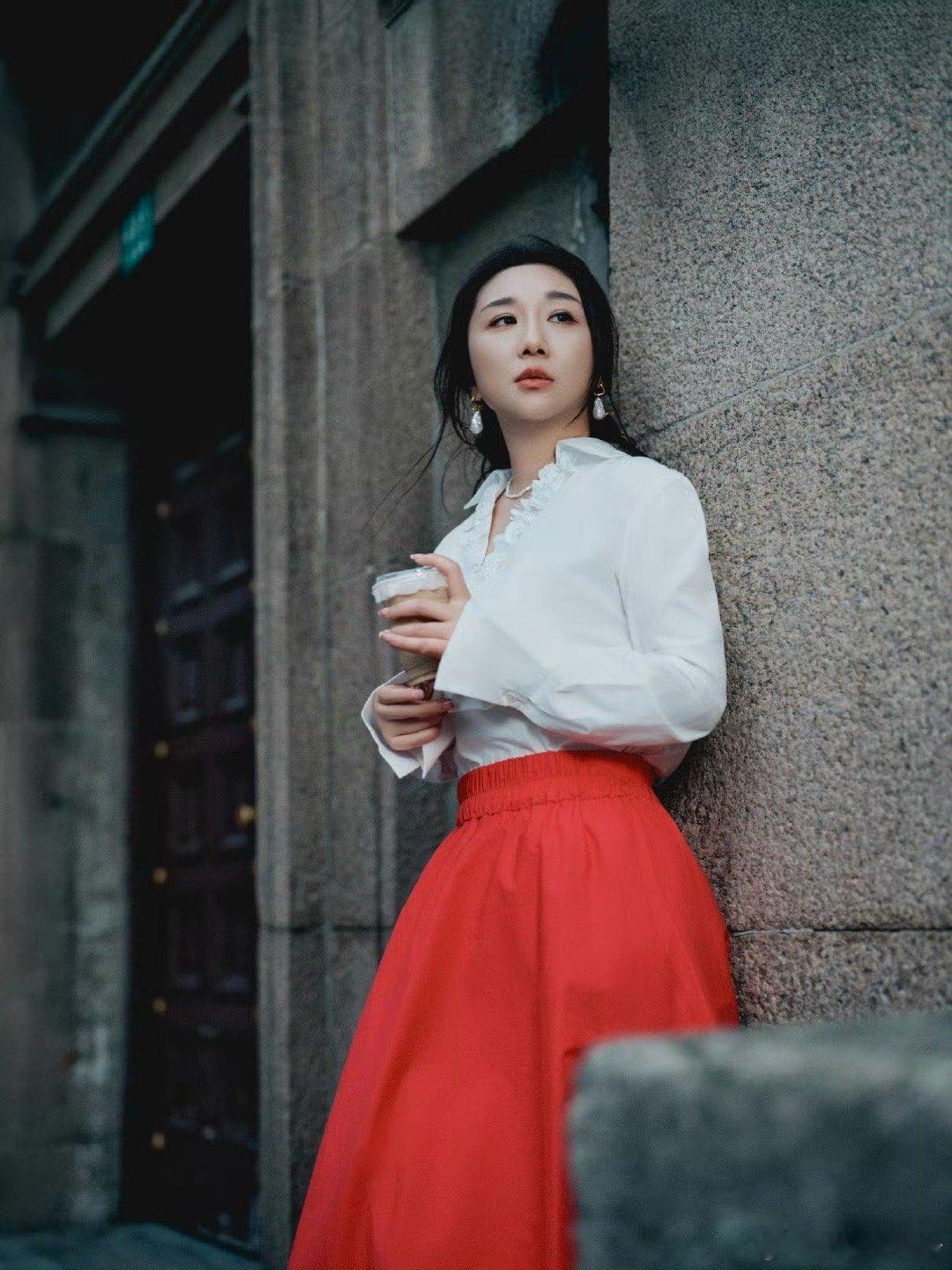 傅首尔妈系变姐系从“傅妈”到温柔姐姐，傅首尔的转变藏在细节里：黑西装的利落、发