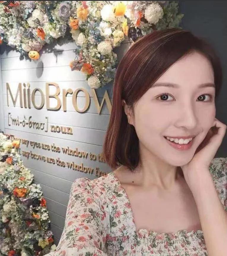 郭嘉文不是翻版方媛么？乖巧听话顺从不贪钱和李泽楷一起感觉她总是那么小心翼翼，处