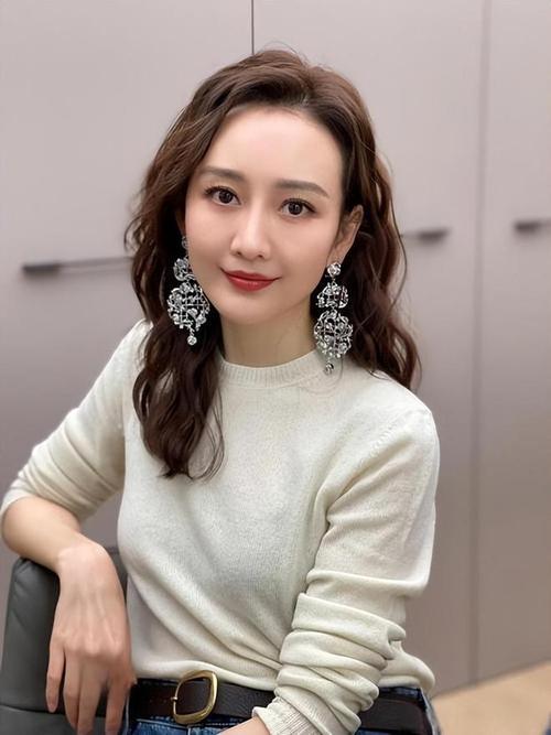 王鸥曾自爆3岁那年父母离婚，自己跟着妈妈。妈妈做裁缝忙，幼儿园和小学那几年基本是