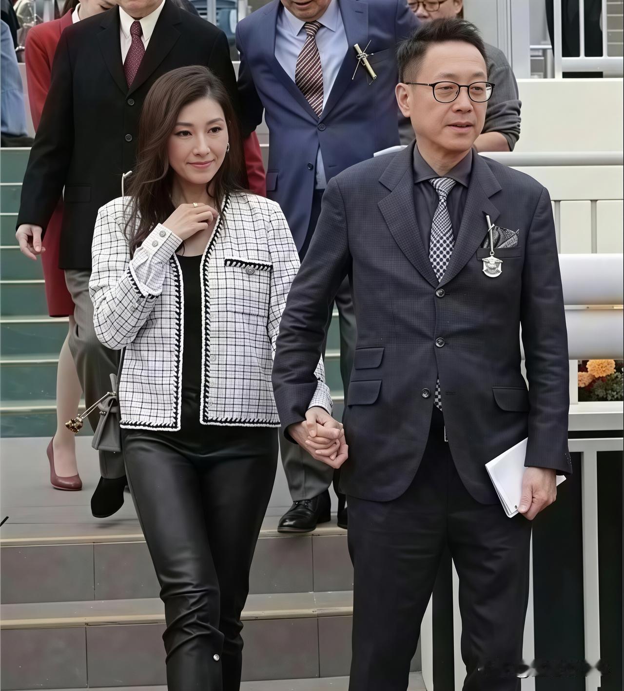 63岁许晋亨牵手55岁李嘉欣：豪门婚姻的温情范本近日街头偶遇63岁许晋亨与5