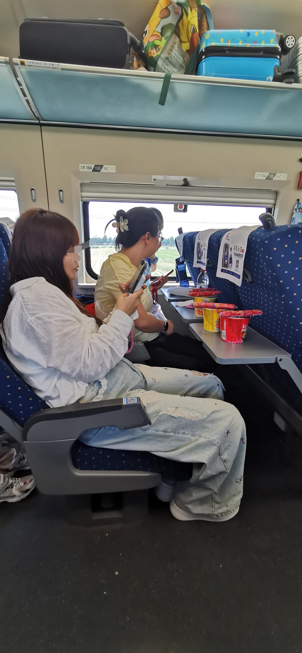 高铁上的六个人两台大戏！昨天乘坐高铁出差，还是买的静音车厢。从北戴河一上