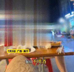 广西南宁夜市里发生的一幕，让人拍手叫好！两名女子在烧烤摊上吃生蚝，两名男子骑摩托