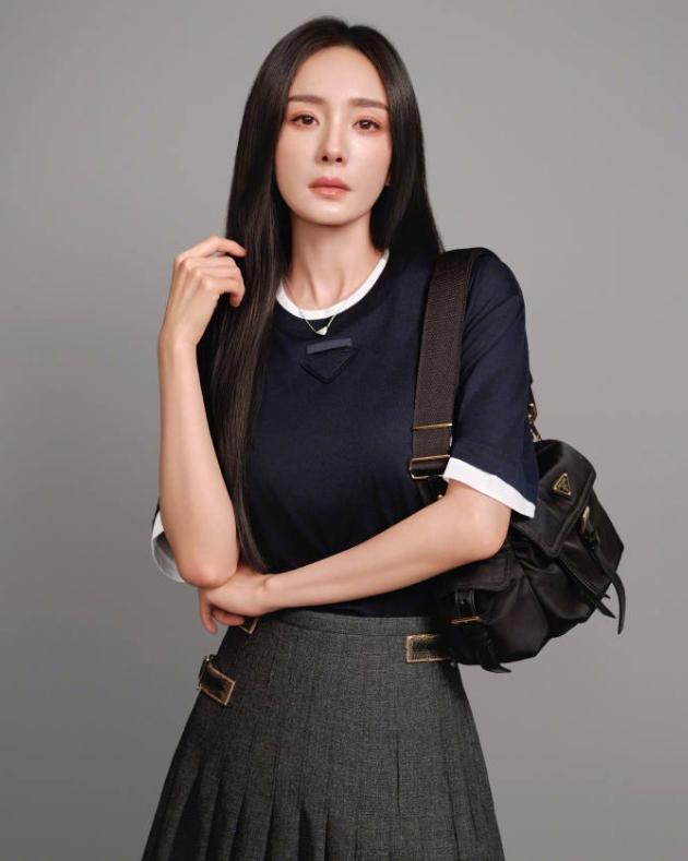 杨幂普拉达代言官宣！赵丽颖又被嘲笑了，只要有85花官宣奢牌代言，她都会被拉出来