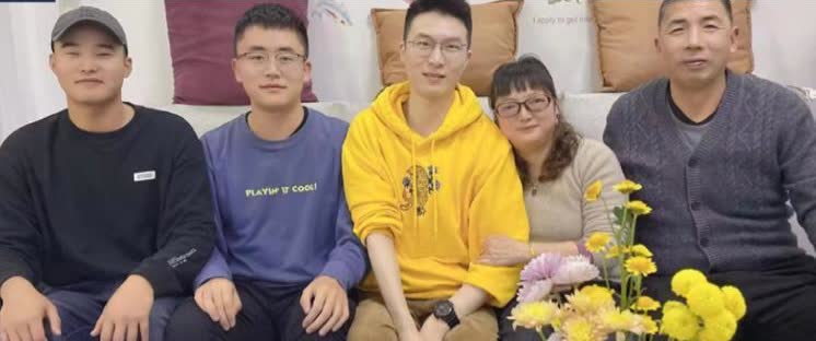 江苏一女子，儿子因公牺牲，她伤心欲绝，每天以泪洗面，一天，她在商场，却突然看到儿