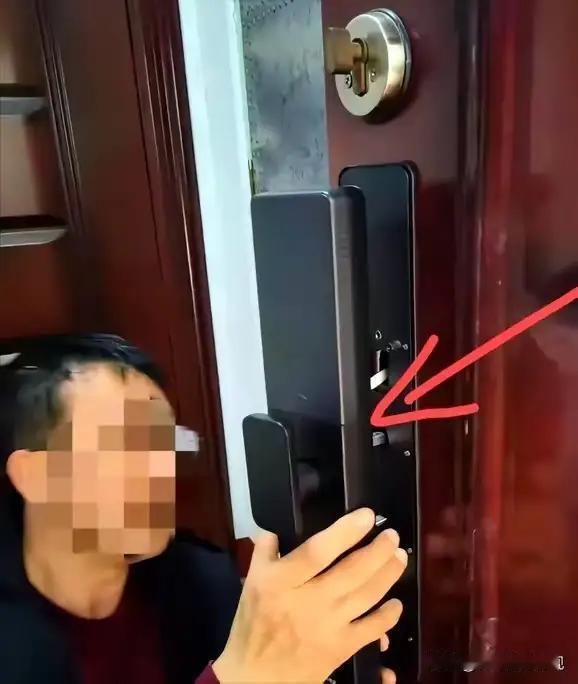 北京通州有奇事，邻里之间起波澜。一男子为保家宅平安，斥资换装智能门锁，本意是防微