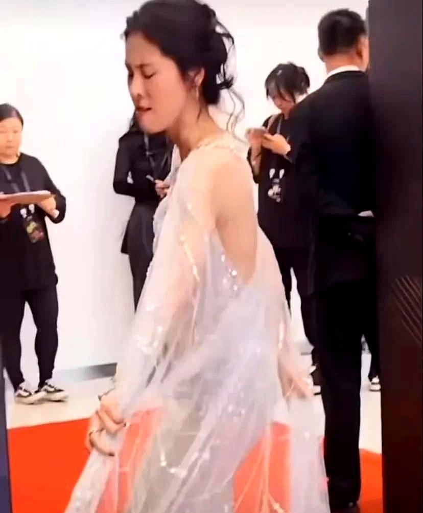 红毯上，赵丽颖突然双膝跪地，周围人全傻了，只有张碧晨懂了。当时张碧晨的裙摆