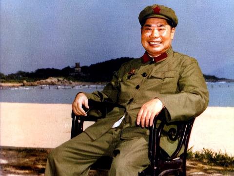 1970年，济南军区司令杨得志上将收到一封信，内容为：“老首长，实在没有办法，才