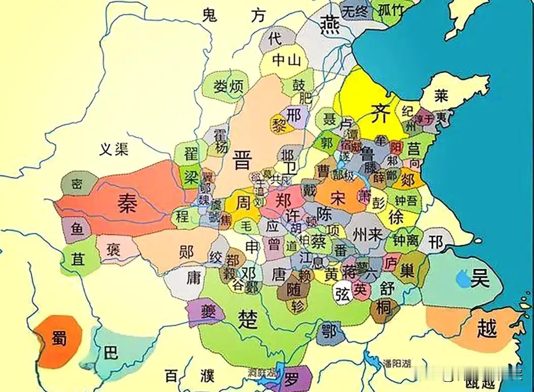 西周初共分封71国，其中姬姓55个，异性16个。这71国如众星捧月，分裂四方。