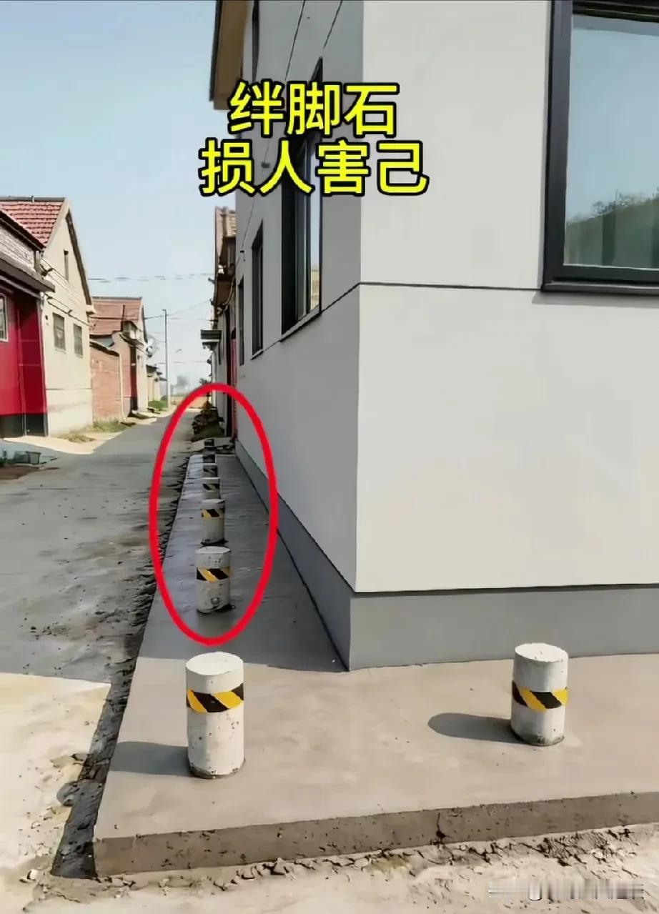 村里这样的人做事太不地道。村里有一户人家新盖的房子，他为了防止别人开车的时候别离