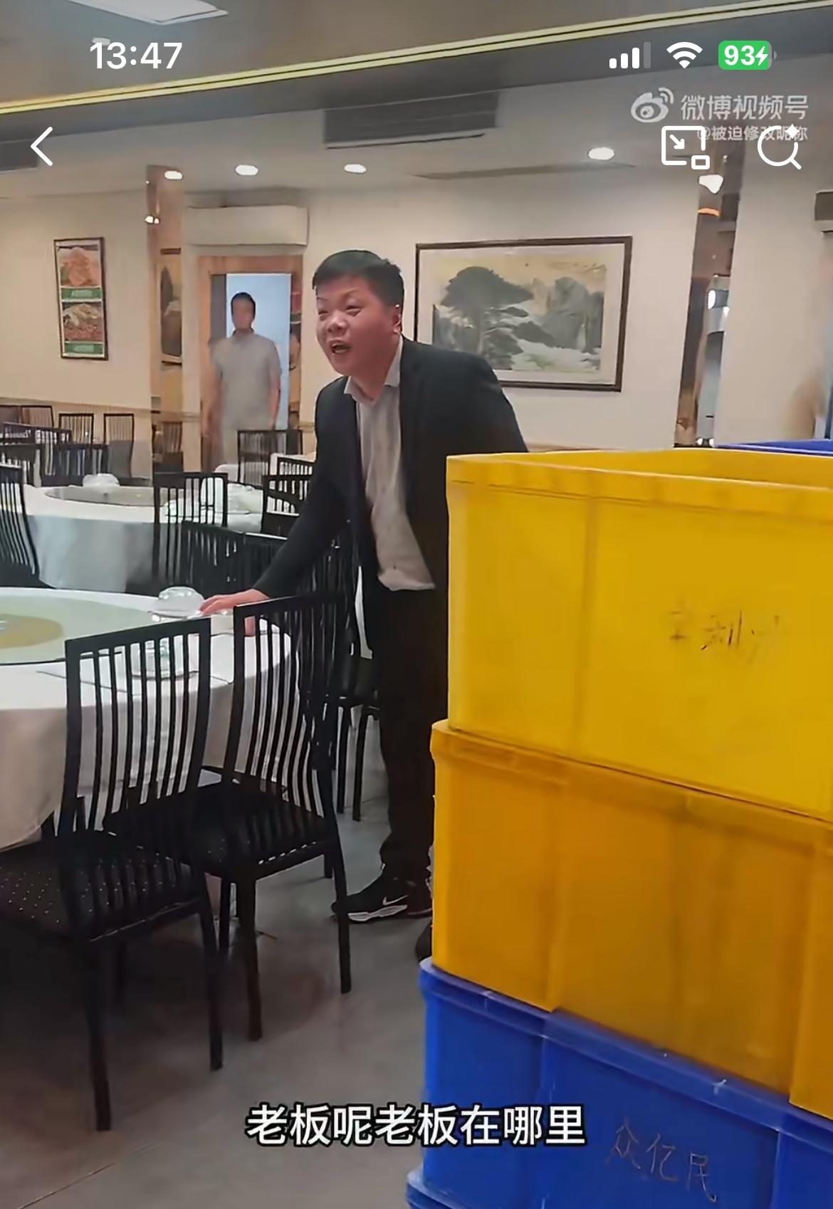 广州一餐馆老板曝光一食客因开发票问题大怒，不停地砸餐馆的东西。因为这名食客喝了酒