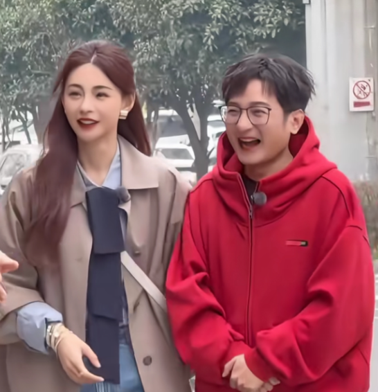 一早起来刷到李维嘉和沈梦辰的视频沈梦辰挽着李维嘉的手，两个人边走边聊看了一会