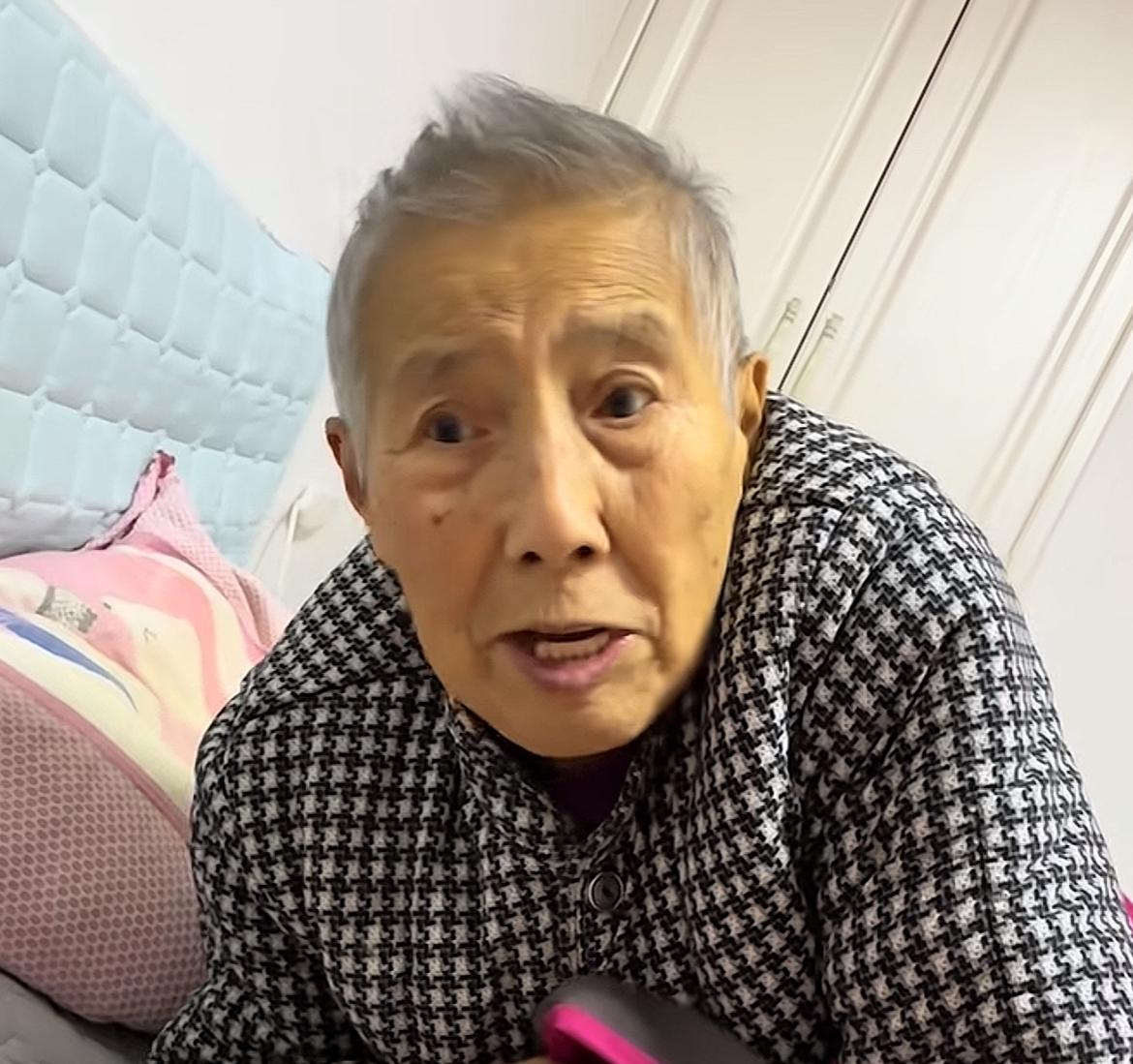 辽宁网红奶奶“曹奶奶爱唠嗑”去世，享寿94岁患阿尔兹海默症，儿媳妇贴心照顾，和