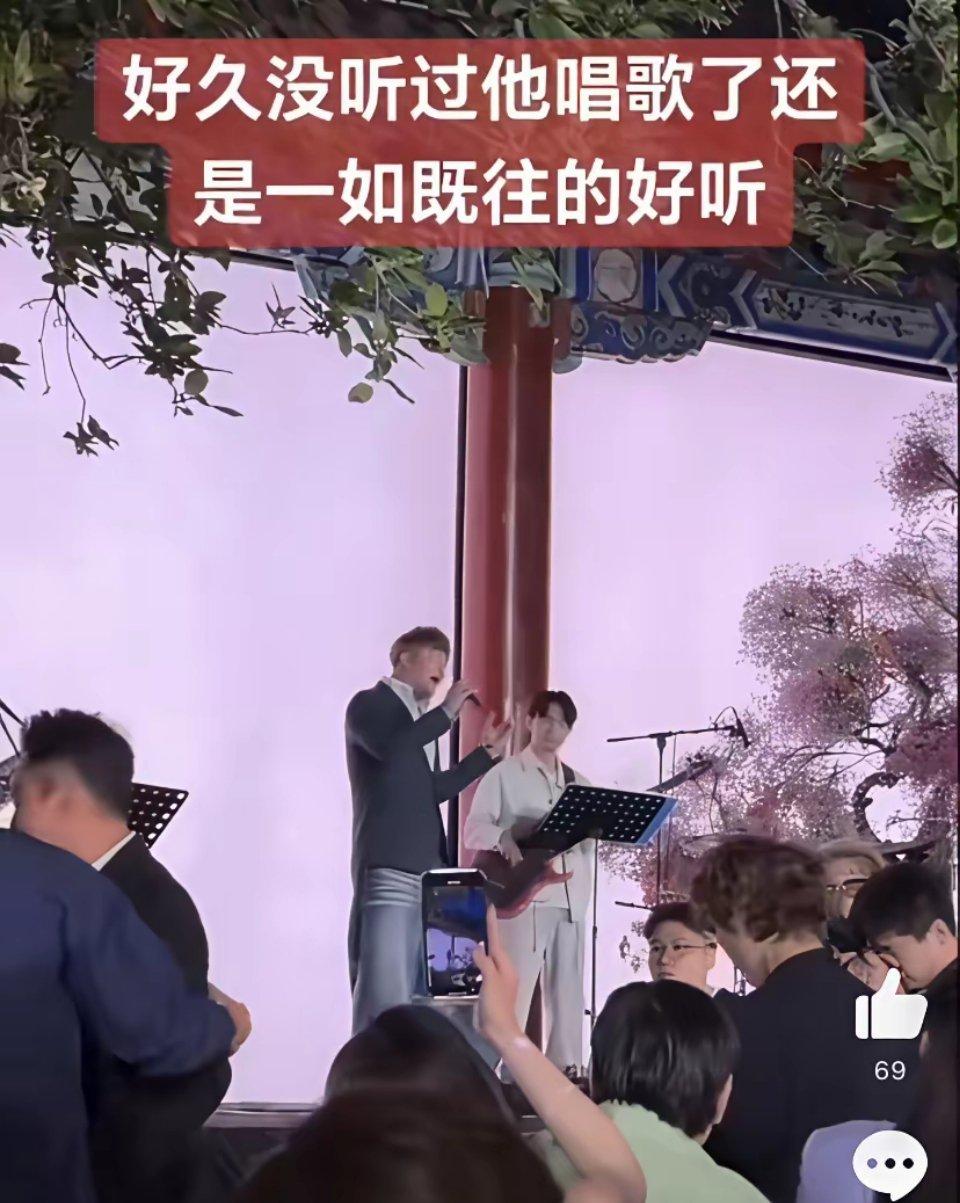 有网友说汪小菲就请了那么过气的歌手驻唱这婚礼，一个大牌明星都请不动吗？就请了一个