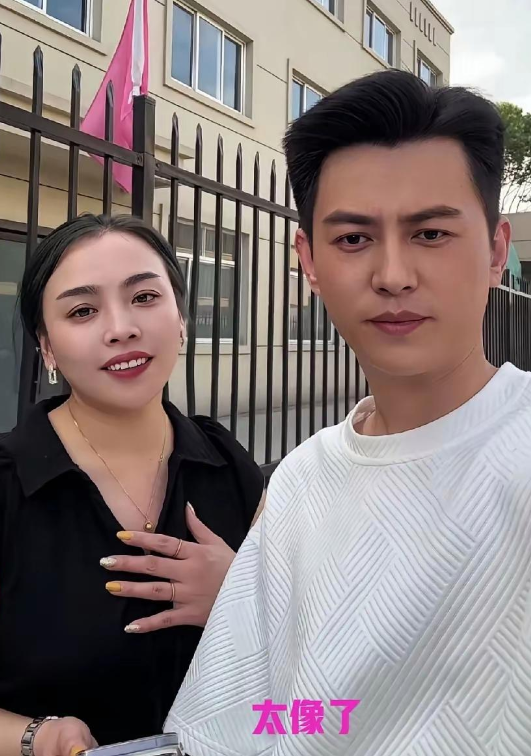 我的天呐，这也像了吧？是不是连靳东本人看到都会蒙圈呢？她媳妇可真幸福，喜欢靳东的
