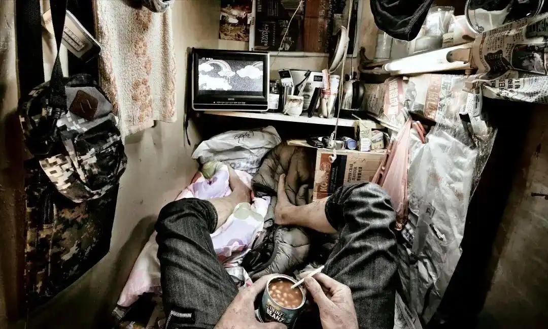 香港穷人住的“棺材屋”有多挤，厕所厨房是一体，睡觉翻身都费劲，好窒息的空间！​