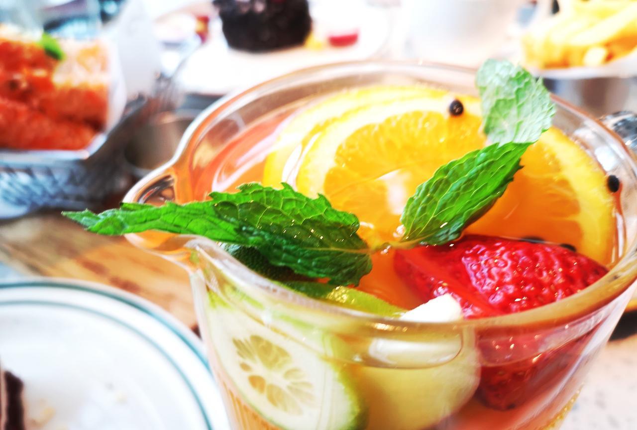 不要可怜自己的亲人，也不要对亲人有任何的愧疚。因为亲人没钱，是源于他压根儿对赚钱