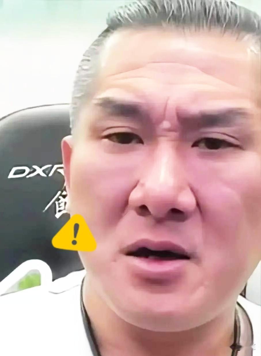 馆长在直播里哭得泣不成声。他说这次来大陆，最让自己感动的，不是因为对方规模大，