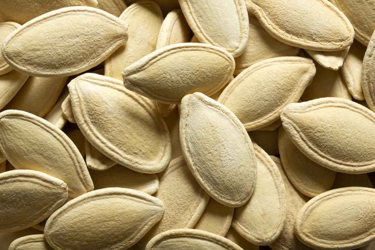 经常吃南瓜子，对血管有利还是有弊？医生：保护血管，请远离4物一把南瓜子下去，