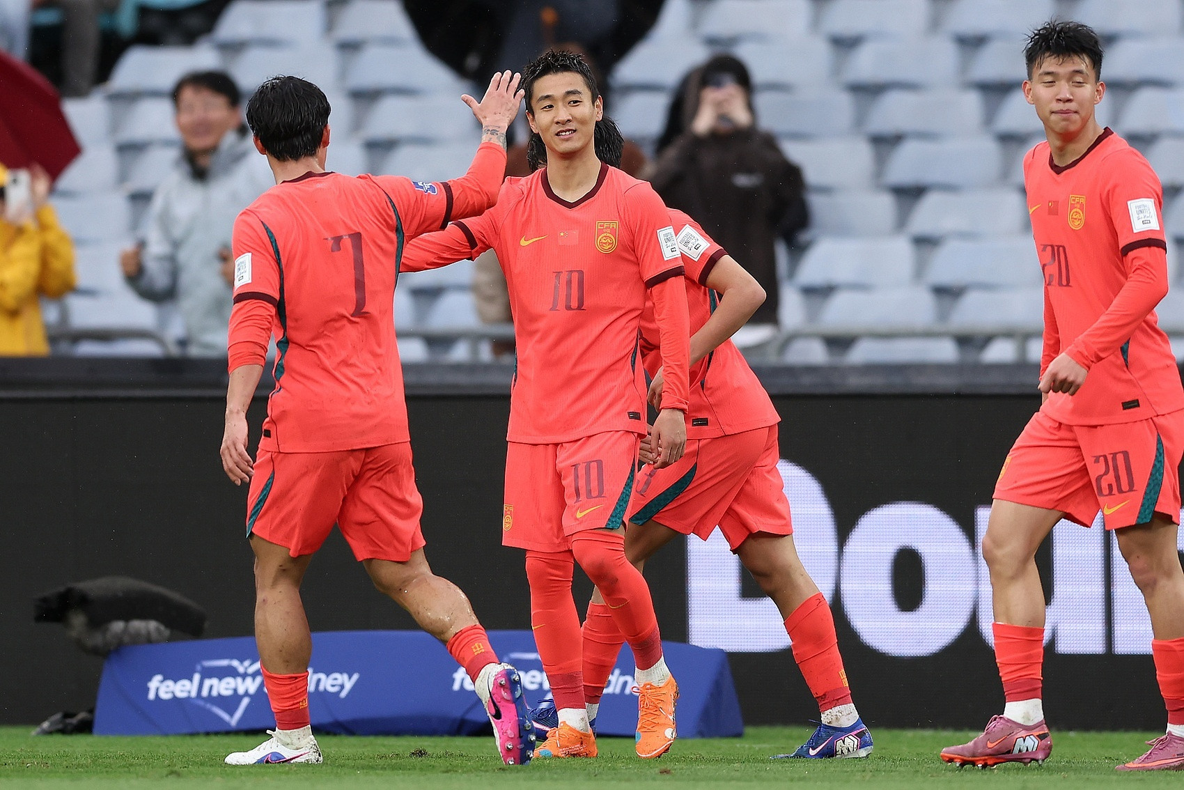 #韦世豪谈对阵喀麦隆#国足今日在墨尔本展开训练，备战后天与喀麦隆的FIFA系列