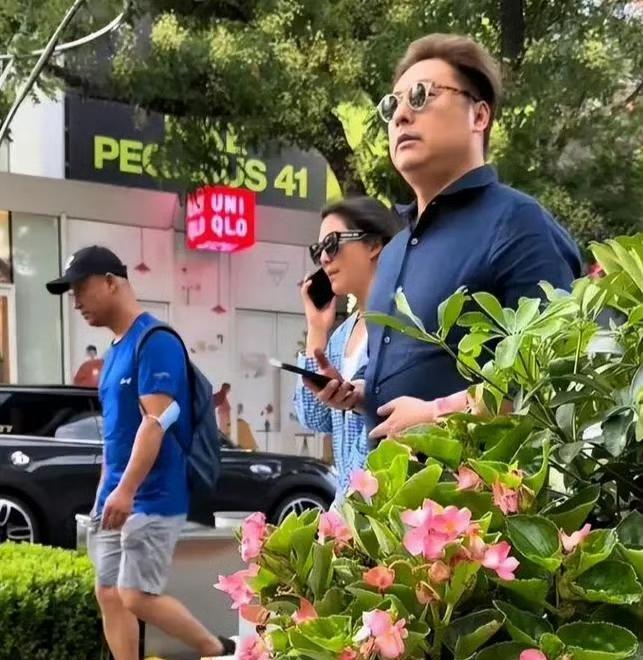 王岳伦带王诗龄逛北京三里屯被偶遇，父女俩戴着墨镜，明星范十足！看来王诗龄又回国放