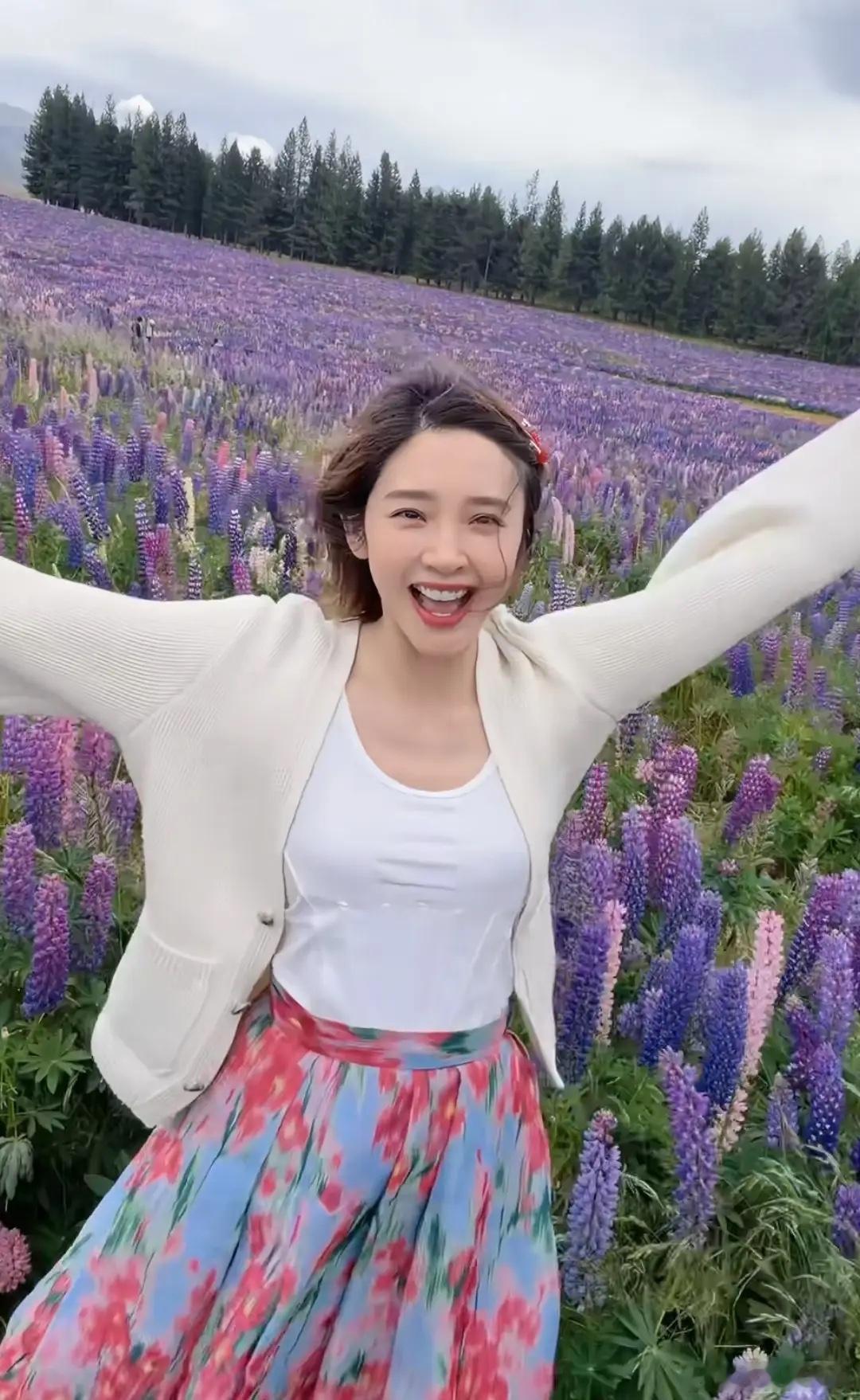 唐艺昕带女儿游新西兰，一起抱大树，5岁小樱桃胆子超大坐滑翔伞！