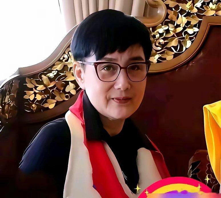 都以为64岁的利智在家当阔太，结果我朋友在尼泊尔寺庙里撞见她，整个人都懵了素颜，
